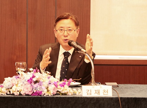 △김재천 한국주택금융공사 사장이 기자간담회에서 질문에 답을 하고 있다./제공=한국주택금융공사