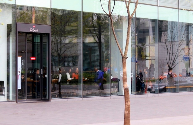 매일유업이 전북 고창군 상하면에 농장과 체험시설, 식당·숙박시설 등을 모두 갖춘 상하농원을 개장한다. 사진은 서울 종로구 매일유업 사옥 1층에 위치, 매일유업이 운영하는 고급 카페 폴바셋. 정수남 기자