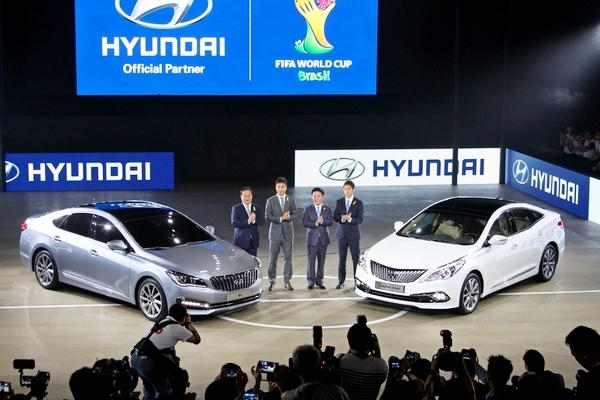 부산국제모터쇼가 6월 2일부터 12일까지 해운대 벡스코에서 펼쳐진다. 사진은 2014년 행사 당시 (왼쪽부터)현대차 그랜저 디젤과 김남일 선수, 곽진 부사장, 이동국 선수, 김충호 사장, 아슬란(프로젝트명 AG). 정수남 기자