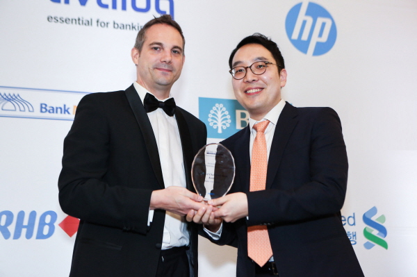△지난 3월 17일 싱가포르 칼튼호텔에서 김종훈 SC제일은행 디지털뱅킹부 이사(오른쪽)가 '리테일뱅커인터네셔널'로부터 '최우수 혁신 브랜치'와 '고객 온보딩 및 소통 우수모델' 부문 상을 수상하고 있다.