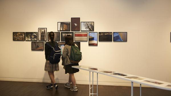 두산 ‘시간여행자’ 프로그램 참가 청소년들이 ‘너와 나, 그리고 우리’ 사진전에 전시된 작품을 관람하고 있다./제공=두산