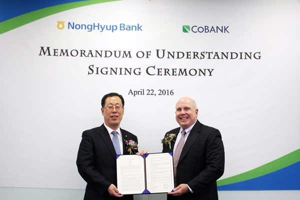 △문영식 국제업무부장(왼쪽), Manuel Fernandez-Quevedo CoBank 아시아대표/사진제공=NH농협은행