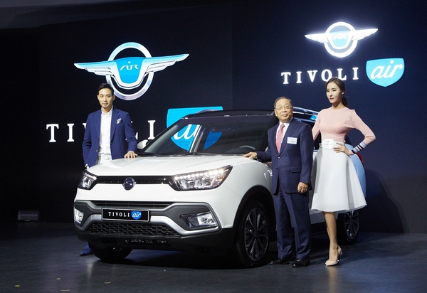 지난달 초 티볼리 에어 출시 행사에서 최종식 대표이사(오른쪽 두 번째).