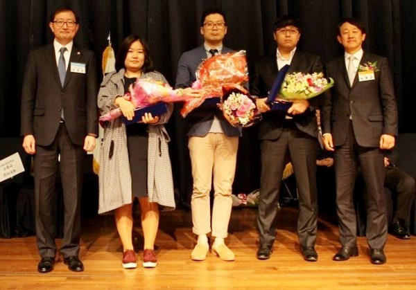 (왼쪽부터) 추무진 대한의사협회 회장, 송수연 청년의사 기자, 김두환 메디게이트 기자, 황인태 헬스경향 기자, 이병건 녹십자홀딩스 사장. 녹십자 제공