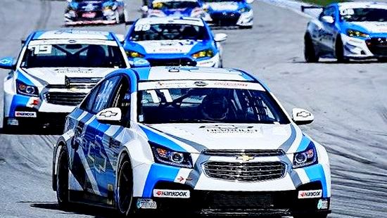 GT 클래스에 참가한 쉐보레 크루즈 레이스카가 서킷을 달리고 있다. 한국GM 제공