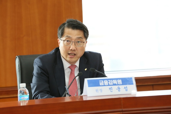 △진웅섭 금융감독원장이 25일 오후 금융투자협회에서 열린 '금융투자산업 발전 토론회'에 참석해 금융투자업계의 리스크 관리와 내부통제체제를 강조하고 있다./사진제공=금융감독원