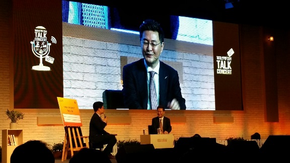 25일 서울시 장충동 신라호텔 다이너스티홀에서 열린 ‘10년투자! 토크콘서트’에서 김성주 MC(왼쪽)와 이채원 부사장이 대화를 나누고 있다.(사진=김지은 기자)