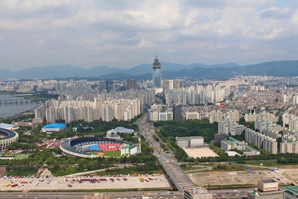 서울시가 88서울올림픽을 성공리에 진행한 서울 잠실종합운동장과 그 일대 41만4205㎡ 개발에 착수한다. 무역센터에서 바라본 탄천과 경기장 일대. 정수남 기자