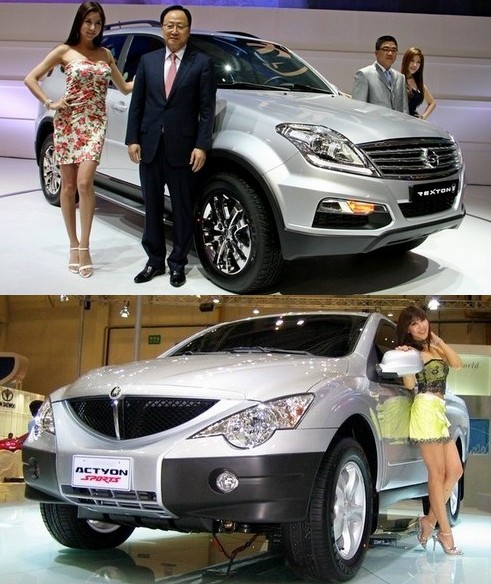 (위부터)2014년 모터쇼에서 렉스터W를 선보이고 이유일 고문(왼쪽 두번째, 당시 대표이사)이 기념 사진을 찍고 있다. 쌍용차는 2006년 모터쇼에서 엑티언 스포츠를 선보였다. 정수남 기자