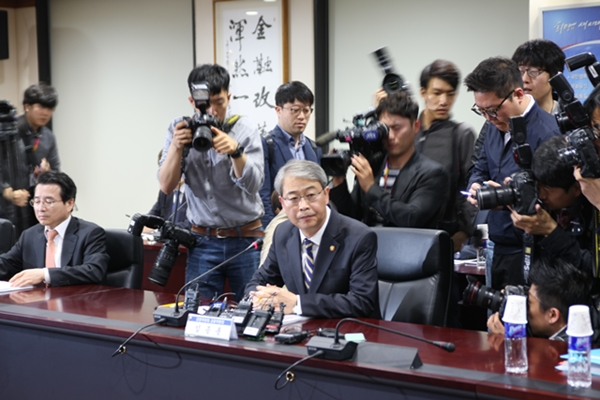 △임종룡 금융위원장(사진 가운데)/사진=한국금융신문