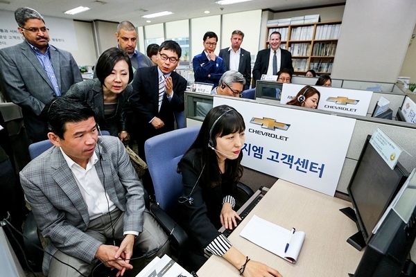 제임스 김 사장이 고객과 상담하고 있는 모습. 한국GM 제공