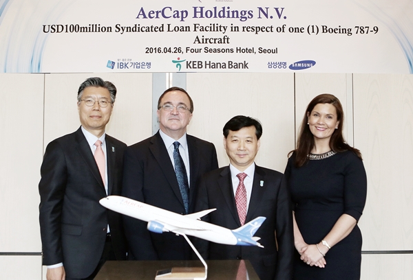 △(맨 왼쪽부터)박승길 KEB하나은행 IB본부 본부장, 폴 로프(Paul Rofe) 에어캡(AerCap) 그룹 회계 총괄 , 윤규선 부행장KEB하나은행 기업고객지원그룹 , 이머 길마틴(Eimear Gilmartin) 에어캡(AerCap) 부사장/사진제공=KEB하나은행