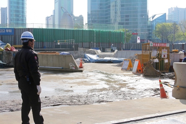 근로복지공단이 일용근로자, 파견근로자, 고용허가 외국인근로자를 고용한 사업장에 대한 산재·고용보험 가입안내와 가입실태를 조사한다. 서울 강남의 한 건설 현장. 정수남 기자