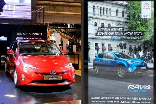 (왼쪽부터)서울 삼성동 코엑스 메가박스에 전시된 프리우스와 서울 주요 버스정류장에 걸린 신형 RAV4 홍보판. 정수남 기자