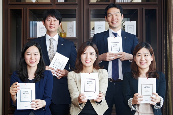 미래에셋증권 WM본부 고객서비스팀 세무사들이 ‘미래에셋 절세 가이드’ 2016년도 개정판을 3일 출간했다.(제공=미래에셋증권)