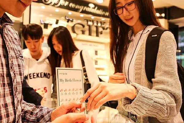 이랜드 로이드 신촌점에서 한 고객이 5월 탄생화 상품을 고르고 있다. 이랜드 제공