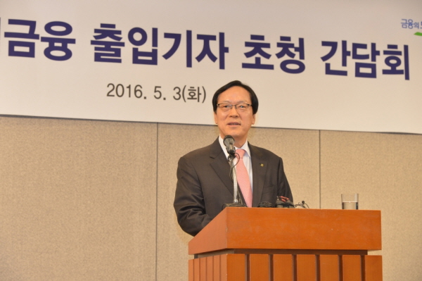 △김용환 농협금융 회장이 3일 서울 명동 은행회관에서 취임 1주년 기자간담회를 하고 있다. <사진자료=농협금융>