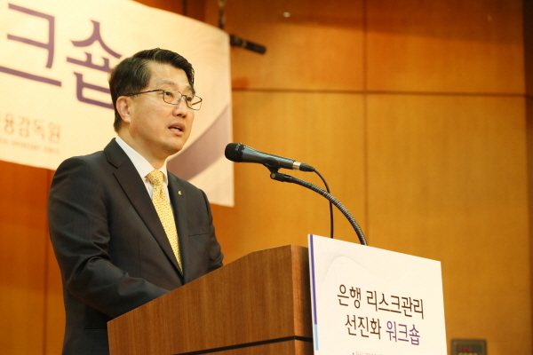 △진웅섭 금융감독원장이 3일 오전 서울 명동 은행회관에서 열린 '은행 리스크관리 선진화 워크숍'에서 인삿말을 하고 있다.
