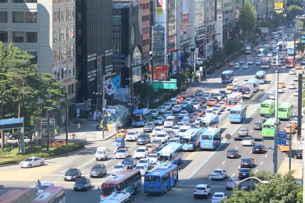 국토부가 교통혼잡이 심각한 인천, 대전, 대구, 울산, 부산, 광주 등의 주요 교통혼잡 구간 개선을 위해 2조4000억원을 투입한다. 사진은 서울 강남대로. 정수남 기자