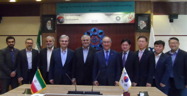 △ 한국수출입은행과 이란 국가개발펀드(NDFI)는 2일 오후(현지시간) 이란 NDFI 본사에서 한-이란 양국기업 참여 사업에 대한 협조융자 및 상호협력 가능 사업에 대한 정보 교환 등을 주요 내용으로 하는 업무협약을 체결했다. 사진 왼쪽 다섯 째부터 사이드 사프다 호세이니(Sayyed Safdar Hosseini) NDFI 의장, 이덕훈 수은 행장, 김영수 수은 부행장. <사진자료=수출입은행>