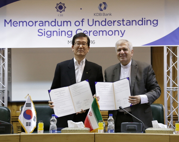 △ 좌측부터 산업은행 이동걸 회장, 이란중앙은행 골라말리 캄얍(Gholamali Kamyab) 부총재 <사진자료=산업은행>