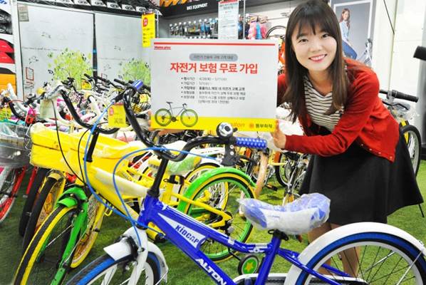 4일 홈플러스 강서점에서 모델이‘자전거 보험 무료 가입 행사’를 알리고 있다. 홈플러스 제공