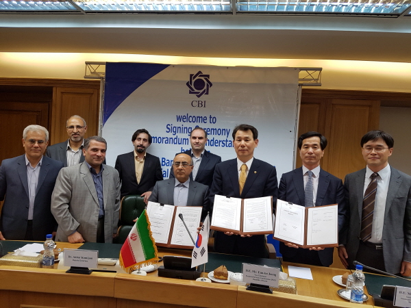 △ 정은보 금융위원장 부위원장(오른쪽 두번째)과 박세춘 금감원 부원장(오른쪽)이 3일 이란에서 아크바르 코미자니 이란 중앙은행 수석 부총재와 상호진출 은행 감독을 위한 정보공유 및 감독협력에 관한 MOU를 체결했다. <사진자료=금융위원회>