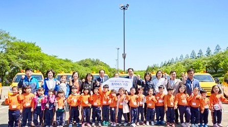 현대차가 보육기관에 스타렉스 통학버스 10대를 기증했다. 현대차 제공