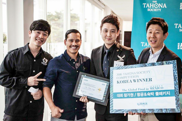 조현성(오른족 두번째) 텐더가 우승 후 기념 사진을 찍고있다.