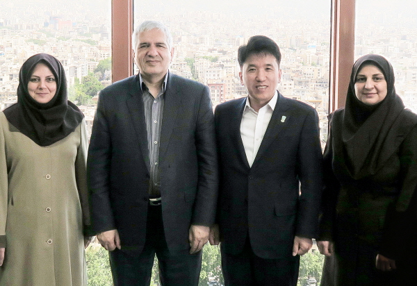 함영주 KEB하나은행장(왼쪽에서 3번째)이 1일(현지시간) 이란 테헤란 소재 이란 중앙은행 본점을 방문해 이란진출을 검토하고 기념촬영을 하고 있다. KEB하나은행 제공