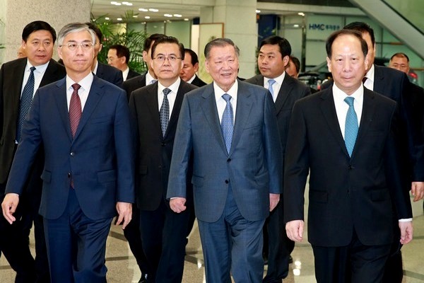 정몽구(가운데) 회장과 스타이펑 장쑤성장(맨 오른쪽)이 양재동 사옥에서 접견실로 들어가고 있다. 현대차 제공