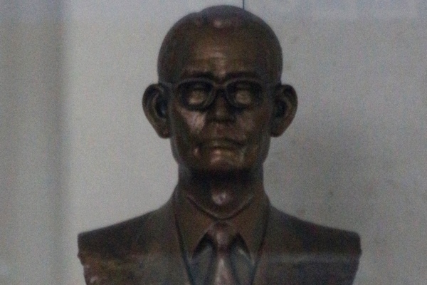 고 박인천 선대회장이 1946년 택시 두대로 운송업을 시작하면서 발단이 된 금호가가 창업 70주년을 맞아 다시 갈등을 빚고있다. 서울 새문안로 금호아시아나빌딩에 있는 고 박인천 회장의 흉상. 정수남 기자