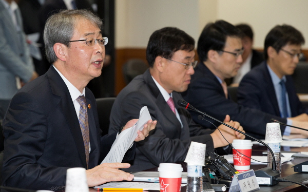 임종룡 금융위원장(맨 왼쪽)이 10일 9개 금융공공기관장 간담회에서 발언하고 있다. <자료=금융위원회>