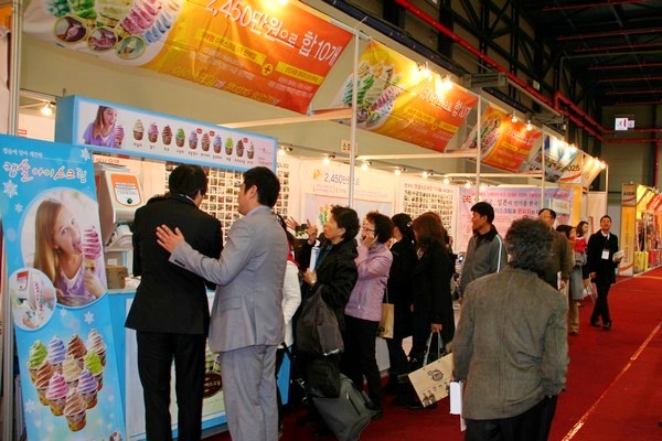 월드전람이 8월 18일부터 20일까지 서울 삼성동 코엑스에서 프랜차이즈 창업박람회를 개최한다. 사진은 서울시가 마련한 창업박람회 전경. 정수남 기자