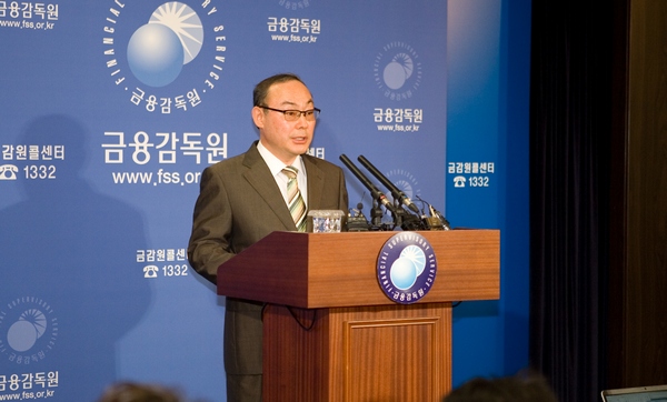 △김동성 금융감독원 보험감리실장이 9일 '휴대폰보험 관련 불합리한 관행 개선방안'에 대해 설명하고 있다./사진제공=금융감독원