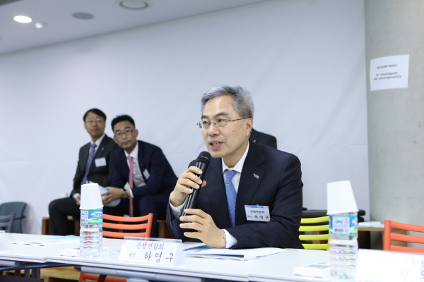 △ 하영구 은행연합회 회장이 10일 '핀테크기업 및 은행 간 교류증진 간담회'에서 인사말을 하고 있다. <사진자료=은행연합회>