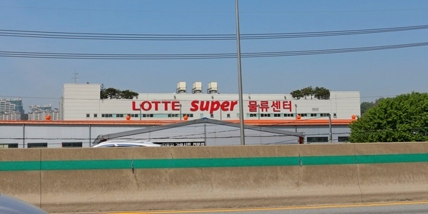 유통이 주력인 롯데그룹이 물류 사업을 강화한다. 사진은 경기도에 위치한 롯데슈퍼 물류센터. 정수남 기자