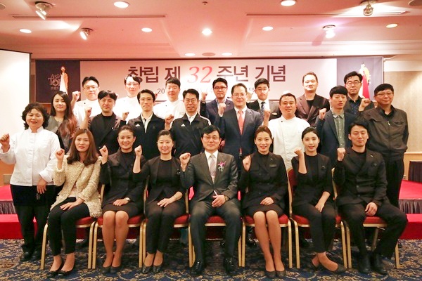 부산롯데호텔 창립 32주년 기념식 후 김성한(앞줄 가운데) 대표이사와 우수사원상 등을 수상한 직원들이 기념 사진을 찍고있다.