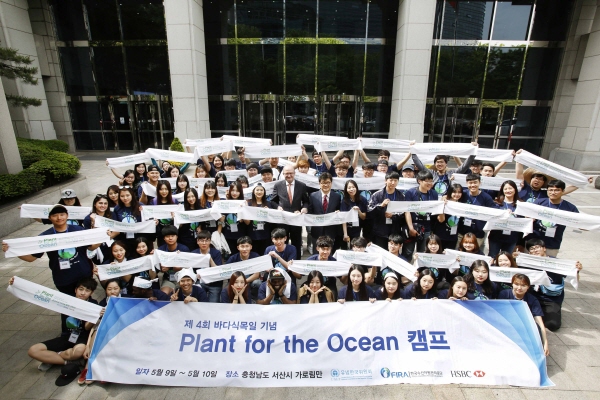 △ HSBC코리아는 9일 HSBC은행에서 유넵한국위원회와 함께 '해양사막화 방지 캠프'(Plant for the Ocean Camp) 발대식을 개최했다. 3번째 열 중앙에서 왼쪽이 마틴 트리코드 HSBC코리아 행장, 오른쪽이 박희설 유넵한국위원회 이사. <자료=HSBC코리아>