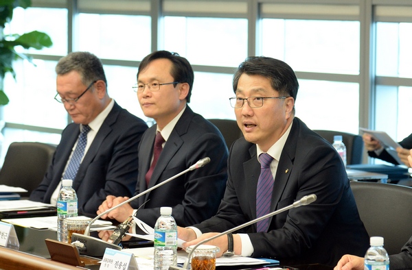 △진웅섭(왼쪽 세번째)금융감독원장이 부산 문현동 부산은행 본점에서 주택금융 현장 간담회에서 비수도권 가계부채관리 대책시행에 대한 결과를 설명하고 있다./사진제공=금융감독원