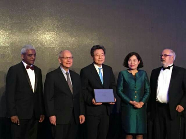 △최재열 신한아주금융유한공사 사장(왼쪽부터 세번째)/사진제공=신한은행