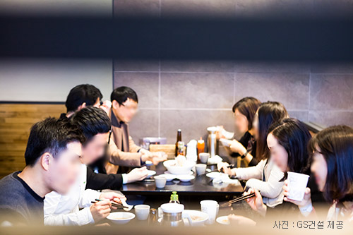 커플들을 위한 로즈데이, 싱글 미팅 행사 개최