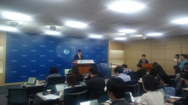 △ 이주열 한국은행 총재는 13일 기준금리 동결 후 기자간담회에서 "국책은행 자본확충과 금리인하는 별개의 사항"이라며 "다만 구조조정 과정에서 파급되는 실물경제 상황은 금리정책 고려대상은 될 수 있다"고 밝혔다.