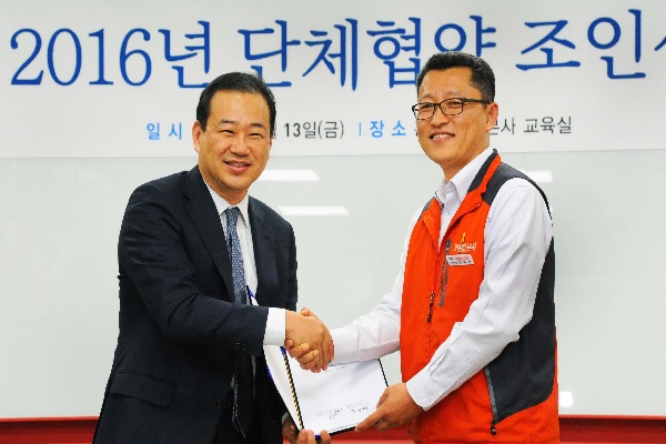 13일 서울 강서구 등촌동 홈플러스 본사에서 김상현 사장(좌)과 김기완 노조위원장(우)이 참석한 가운데 2016년 단체협약 조인식을 가졌다. 홈플러스 제공