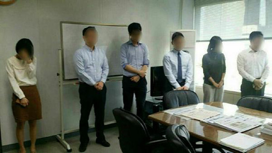 △금융노조는 지난 13일 ‘대한민국 법치주의가 파괴되고 있다’는 제목의 성명서를 통해 모 금융공기업에서 직원들에게 성과연봉제 동의서를 작성하게 하는 현장 모습의 사진이 공분을 사고 있다며 성과연봉제에 적극 반대하겠다는 뜻을 피력했다. 금융노조에 따르면 사진 속 직원들은 마치 죄인처럼 고개를 숙이거나 주눅 든 자세를 취하고 있으며, 해당 사진을 본 직원들은 모두가 울음을 참지 못했다고 전했다./사진제공=전국금융산업노동조합