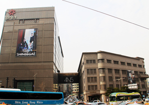 ▲ 신세계그룹이 정용진 부회장과 정유경 사장의 그룹내 1차 역할 분담을 마쳤다. 신세계백화점 서울 중구 본점.