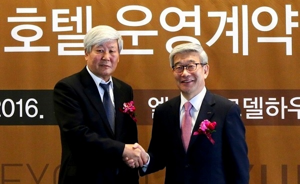 (오른쪽부터)송용덕 대표이사 사장과 조귀복 대표이사가 기념 사진을 찍고있다. 