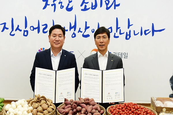 허연수 GS리테일 대표이사(좌)와 안희정 충청남도 도지사가 MOU 체결 후 기념촬영을 하고있다. GS리테일 제공