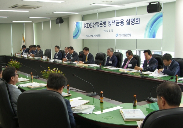 △ 전태홍(창측 오른쪽부터) 산업은행 충청호남지역본부장, 이명재(여섯 번째) 오창과학산업단지관리공단 이사장, 노영수(일곱 번째) 청주상공회의소 회장 등은 충북지방중소기업청회의실에서 정책금융 설명회를 하고 있다/ 사진자료= 산업은행