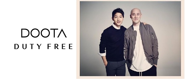 두타면세점의 모델인 송중기와 두타면세점을 총괄하는 박서원 전무가 사진 촬영을 하고있다. 박서원 전무 페이스북